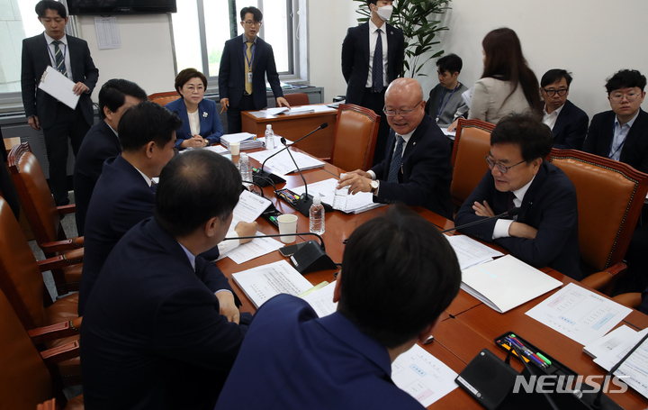 [서울=뉴시스] 고범준 기자 = 국토위 국토법안심사소위원장인 김정재 국민의힘 의원이 3일 오전 서울 여의도 국회에서 열린 국토교통위원회 국토법안심사소위원회에서 여야 의원들과 대화를 나누고 있다. 2023.05.03. bjko@newsis.com