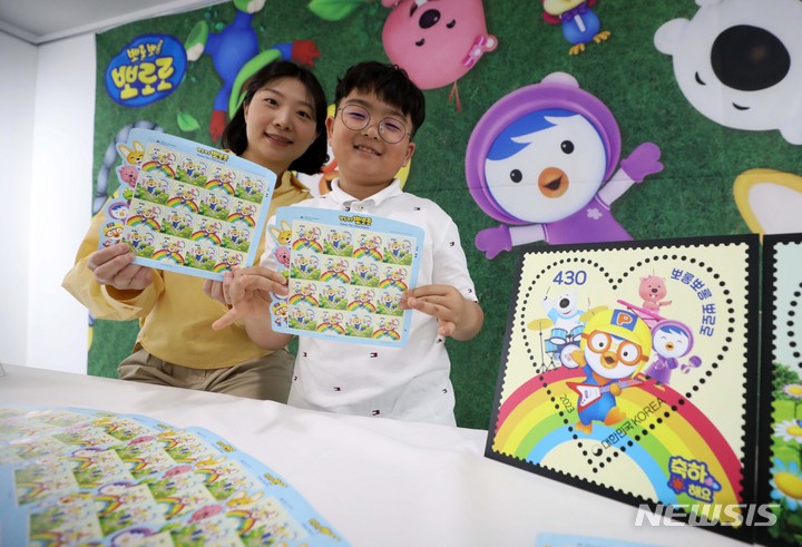 [서울=뉴시스] 김선웅 기자 = 우정사업본부가 3일 서울 중구 서울중앙우체국 우표박물관에서 '뽀롱뽀롱 뽀로로' 첫 방영 20주년 기념우표를 소개하고 있다. 뽀로로 기념우표는 5월 4일 총 80만장이 발행된다. 2023.05.03. mangusta@newsis.com
