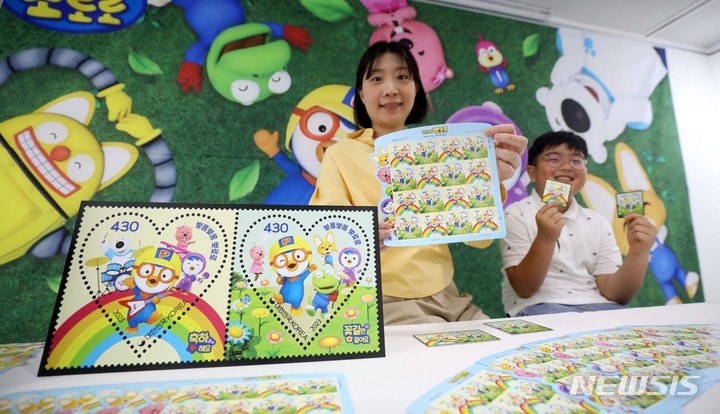 [서울=뉴시스] 김선웅 기자 = 우정사업본부가 3일 서울 중구 서울중앙우체국 우표박물관에서 '뽀롱뽀롱 뽀로로' 첫 방영 20주년 기념우표를 소개하고 있다. 뽀로로 기념우표는 5월 4일 총 80만장이 발행된다. 2023.05.03. mangusta@newsis.com
