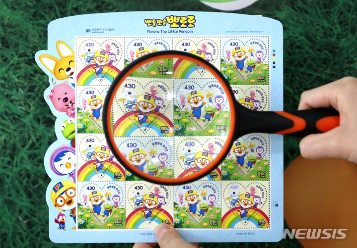 [서울=뉴시스] 김선웅 기자 = 우정사업본부가 3일 서울 중구 서울중앙우체국 우표박물관에서 '뽀롱뽀롱 뽀로로' 첫 방영 20주년 기념우표를 소개하고 있다. 뽀로로 기념우표는 5월 4일 총 80만장이 발행된다. 2023.05.03. mangusta@newsis.com