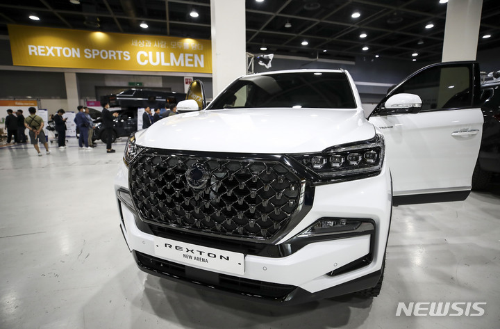 [서울=뉴시스] 정병혁 기자 = 3일 오전 서울 서초구 aT센터에서 열린 KG모빌리티 튜닝페스티벌 및 렉스턴 브랜드 출시 행사에서 렉스턴 뉴 아레나가 공개되고 있다. 2023.05.03. jhope@newsis.com