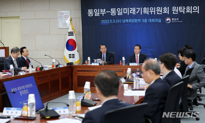 [서울=뉴시스] 김선웅 기자 = 권영세 통일부 장관이 3일 서울 종로구 남북회담본부에서 열린 통일부-통일미래기획위원회 원탁회의에서 모두발언을 하고 있다. 2023.05.03. mangusta@newsis.com