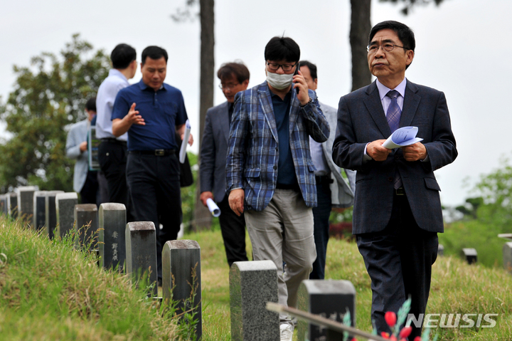 [광주=뉴시스] 이영주 기자 = 3일 오전 광주 북구 망월동 5·18 구묘역에서 광주시와 5·18 단체 관계자들이 구묘역 성역화 사업 관련 현장 실사를 벌이고 있다. 2023.05.03. leeyj2578@newsis.com