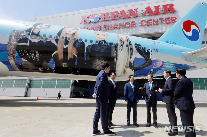 [인천=뉴시스] 최동준 기자 = 3일 인천 중구 대한항공 정비고에서 열린 2030 부산세계박람회 대한항공 특별기 공개행사에서 한덕수 국무총리, 최태원 부산엑스포 유치지원민간위원장, 조원태 한진그룹 회장, 장성민 대통령비서실 정책조정기획관 등이 항공기 앞에서 대화하고 있다. 2023.05.03. photocdj@newsis.com