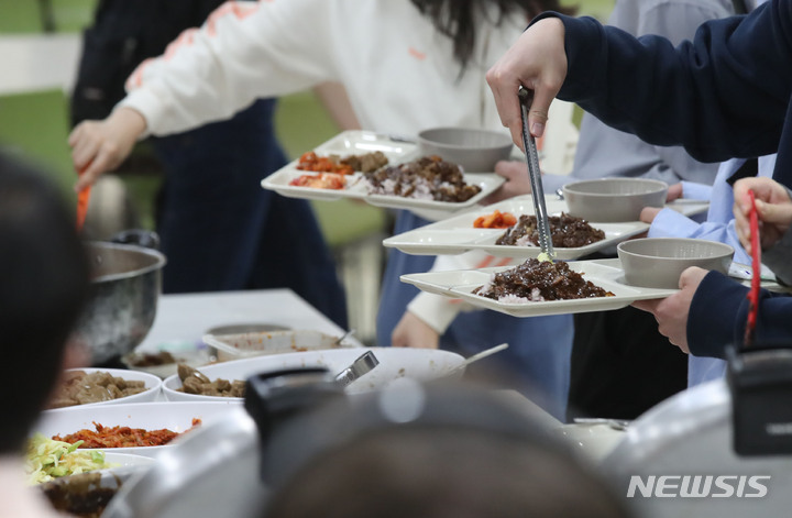 [서울=뉴시스] 조수정 기자 = 서울 성북구 고려대학교 학생식당에서 학생들이 점심식사를 위해 식판에 자율배식을 하고 있다. 2023.05.03.chocrystal@newsis.com