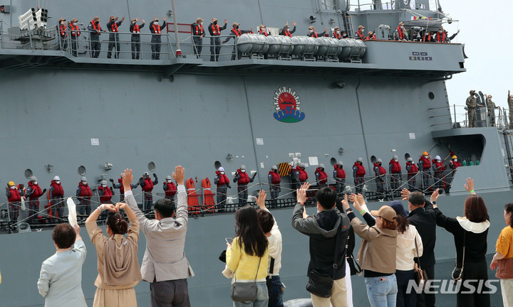 [부산=뉴시스] 하경민 기자 = 청해부대 40진 '광개토대왕함'(DDH-Ⅰ·3885t) 장병들이 가족 등의 환송을 받으며 출항하고 있다. 해군은 아덴만 파병 대상 함정을 충무공이순신급 구축함(DDH-Ⅱ)에서 광개토대왕함급 구축함으로 확대했으며, 이번 40진이 광개토대왕함급 구축함의 첫 청해부대 파병임무 수행이다. 2023.05.03. yulnetphoto@newsis.com