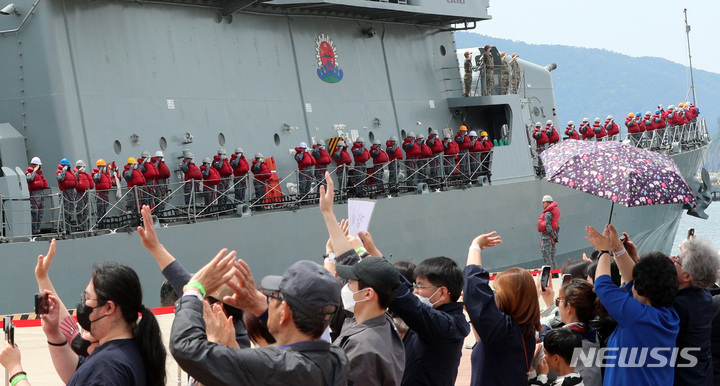 [부산=뉴시스] 하경민 기자 = 청해부대 40진 '광개토대왕함'(DDH-Ⅰ·3885t) 장병들이 가족 등의 환송을 받으며 출항하고 있다. 해군은 아덴만 파병 대상 함정을 충무공이순신급 구축함(DDH-Ⅱ)에서 광개토대왕함급 구축함으로 확대했으며, 이번 40진이 광개토대왕함급 구축함의 첫 청해부대 파병임무 수행이다. 2023.05.03. yulnetphoto@newsis.com