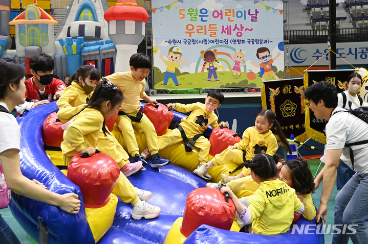 [수원=뉴시스] 김종택 기자 = 3일 경기도 수원시 장안구 수원실내체육관에서 수원시어린이집연합회 주최로 열린 '모여라 친구들,밖에서 놀자'에서 어린이들이 놀이기구를 타며 즐거워하고 있다. 2023.05.03. jtk@newsis.com