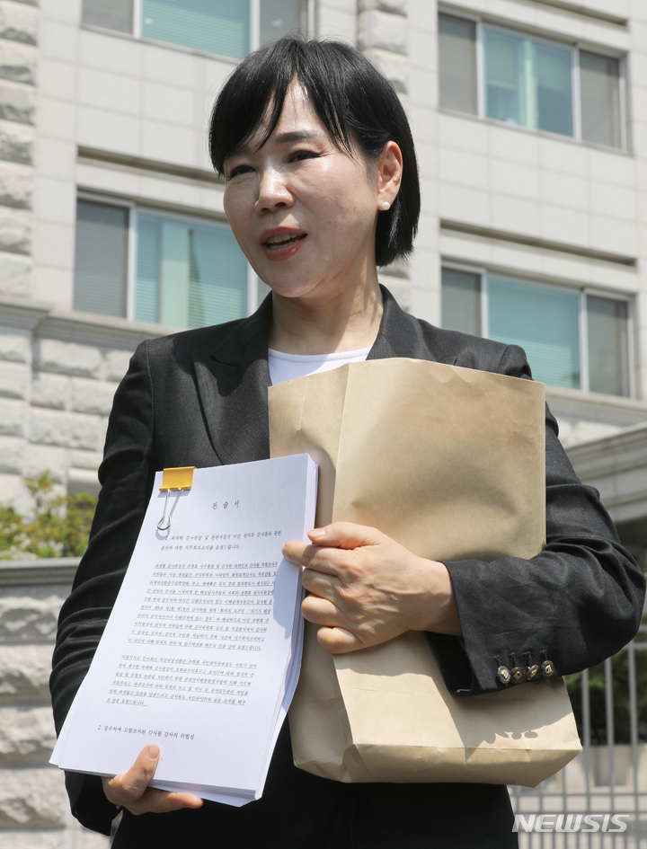 [서울=뉴시스] 김금보 기자 = 전현희 국민권익위원회 위원장이 3일 오후 서울 종로구 감사원 앞에서 권익위 감사에서 제기된 근태문제와 관련한 직접 소명 출석에 앞서 기자회견을 열고 진술서를 보여주고 있다. 2023.05.03. kgb@newsis.com