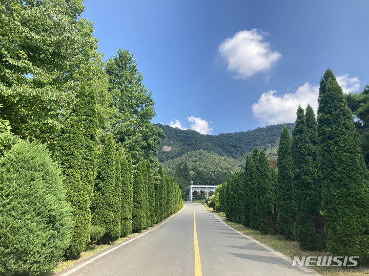 [나주=뉴시스] 전남산림자원연구소 '향나무 길' 전경. (사진=전남산림자원연구소 제공) 2023.05.03. photo@newsis.com