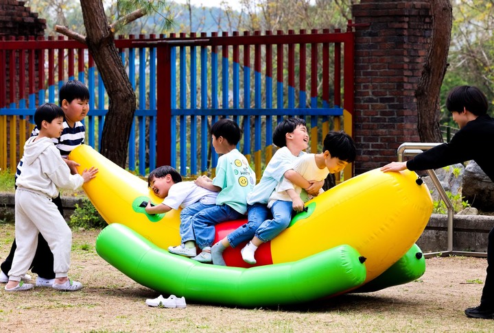 [서울=뉴시스]강원도 원주에서 열린 희망브리지 캠페인에 참여한 어린이들이 즐거운 시간을 보내고 있다. (사진=희망브리지 전국재해구호협회 제공) 2023.05.03. photo@newsis.com *재판매 및 DB 금지