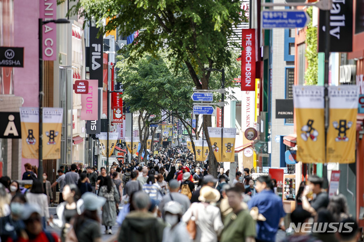 [서울=뉴시스] 정병혁 기자 = 3일 오후 서울 중구 명동거리가 관광객과 시민들로 가득 차 있다. 2023.05.03. jhope@newsis.com