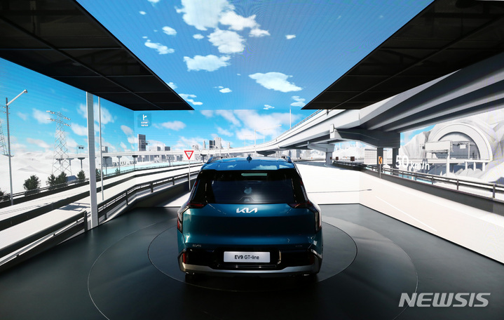 [서울=뉴시스] 김진아 기자 = 기아가 ‘The Kia EV9(더 기아 이 브이 나인, 이하 EV9)’의 사전 계약을 지난 3일부터 시작했다. 기아는 지난 2021년 서울시 성수동에 문을 연 280평 규모의 전기차 특화 복합 문화공간 ‘EV6 언플러그드 그라운드(Unplugged Ground) 성수’를 EV9의 첨단 기술과 전동화 플래그십의 가치를 복합적으로 체험할 수 있는 ‘EV 언플러그드 그라운드’로 새롭게 단장해 4일 문을 연다. 사진은 3일 새롭게 단장한 ‘EV 언플러그드 그라운드’에서 관계자가 EV9의 GT-line 으로 고속도로 부분 자율주행 시연을 하고 있다. 2023.05.04. bluesoda@newsis.com