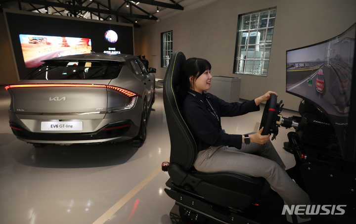 [서울=뉴시스] 김진아 기자 = 기아가 ‘The Kia EV9(더 기아 이 브이 나인, 이하 EV9)’의 사전 계약을 지난 3일부터 시작했다. 기아는 지난 2021년 서울시 성수동에 문을 연 280평 규모의 전기차 특화 복합 문화공간 ‘EV6 언플러그드 그라운드(Unplugged Ground) 성수’를 EV9의 첨단 기술과 전동화 플래그십의 가치를 복합적으로 체험할 수 있는 ‘EV 언플러그드 그라운드’로 새롭게 단장해 4일 문을 연다. 사진은 3일 새롭게 단장한 ‘EV 언플러그드 그라운드’에서 관계자가 운행 시연을 하고 있다. 2023.05.04. bluesoda@newsis.com