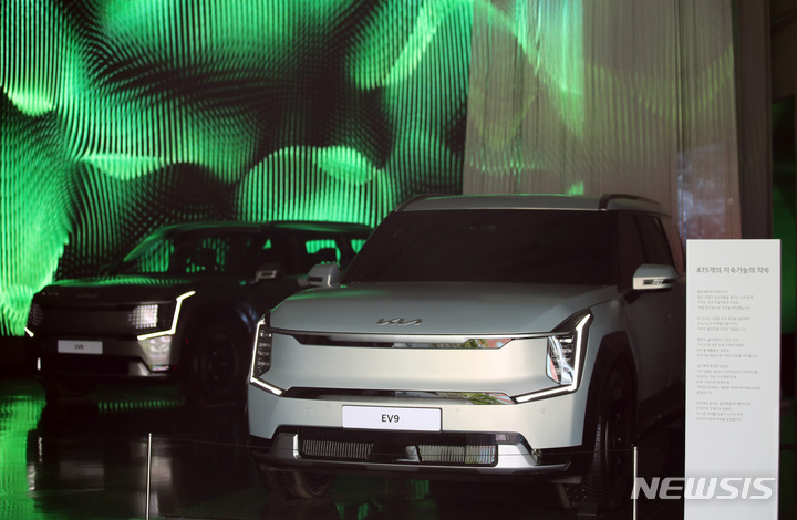 [서울=뉴시스] 김진아 기자 = 기아가 ‘The Kia EV9(더 기아 이 브이 나인, 이하 EV9)’의 사전 계약을 지난 3일부터 시작했다. 기아는 지난 2021년 서울시 성수동에 문을 연 280평 규모의 전기차 특화 복합 문화공간 ‘EV6 언플러그드 그라운드(Unplugged Ground) 성수’를 EV9의 첨단 기술과 전동화 플래그십의 가치를 복합적으로 체험할 수 있는 ‘EV 언플러그드 그라운드’로 새롭게 단장해 4일 문을 연다. 사진은 3일 새롭게 단장한 ‘EV 언플러그드 그라운드’에 EV9의 기본모델(에어·어스 트림)과 GT-line이 전시돼 있다. 2023.05.04. bluesoda@newsis.com