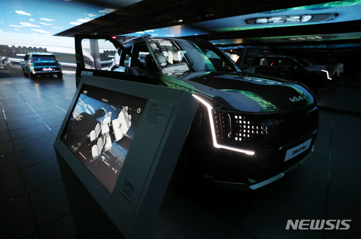 [서울=뉴시스] 김진아 기자 = 기아가 ‘The Kia EV9(더 기아 이 브이 나인, 이하 EV9)’의 사전 계약을 지난 3일부터 시작했다. 기아는 지난 2021년 서울시 성수동에 문을 연 280평 규모의 전기차 특화 복합 문화공간 ‘EV6 언플러그드 그라운드(Unplugged Ground) 성수’를 EV9의 첨단 기술과 전동화 플래그십의 가치를 복합적으로 체험할 수 있는 ‘EV 언플러그드 그라운드’로 새롭게 단장해 4일 문을 연다. 사진은 3일 새롭게 단장한 ‘EV 언플러그드 그라운드’에 EV9의 기본모델(에어·어스 트림)과 GT-line이 전시돼 있다. 2023.05.04. bluesoda@newsis.com