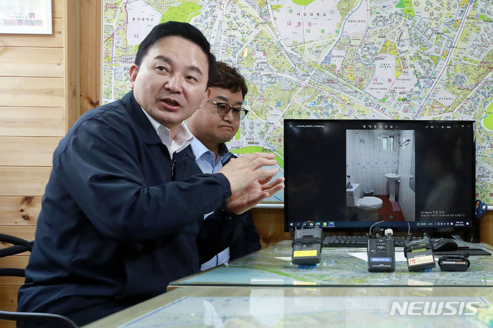 [서울=뉴시스] 최동준 기자 = 원희룡 국토교통부 장관이 3일 서울 마포구 대학가 인근의 한 공인중개소를 방문해 주변 소규모 주택 매물 설명을 듣고 있다. 2023.05.03. photocdj@newsis.com