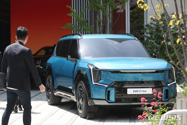 [서울=뉴시스] 김진아 기자 = 기아가 ‘The Kia EV9(더 기아 이 브이 나인, 이하 EV9)’의 사전 계약을 지난 3일부터 시작했다. 기아는 지난 2021년 서울시 성수동에 문을 연 280평 규모의 전기차 특화 복합 문화공간 ‘EV6 언플러그드 그라운드(Unplugged Ground) 성수’를 EV9의 첨단 기술과 전동화 플래그십의 가치를 복합적으로 체험할 수 있는 ‘EV 언플러그드 그라운드’로 새롭게 단장해 4일 문을 연다. 사진은 3일 새롭게 단장한 ‘EV 언플러그드 그라운드’에 EV9의 기본모델(에어·어스 트림)과 GT-line이 전시돼 있다. 2023.05.04. bluesoda@newsis.com