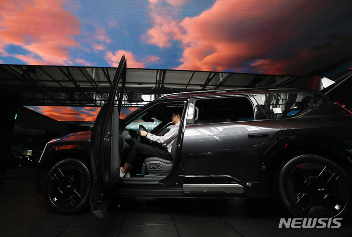 [서울=뉴시스] 김진아 기자 = 기아가 ‘The Kia EV9(더 기아 이 브이 나인, 이하 EV9)’의 사전 계약을 지난 3일부터 시작했다. 기아는 지난 2021년 서울시 성수동에 문을 연 280평 규모의 전기차 특화 복합 문화공간 ‘EV6 언플러그드 그라운드(Unplugged Ground) 성수’를 EV9의 첨단 기술과 전동화 플래그십의 가치를 복합적으로 체험할 수 있는 ‘EV 언플러그드 그라운드’로 새롭게 단장해 4일 문을 연다. 사진은 3일 새롭게 단장한 ‘EV 언플러그드 그라운드’에 EV9의 기본모델(에어·어스 트림)과 GT-line이 전시돼 있다. 2023.05.04. bluesoda@newsis.com