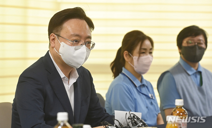 [성남=뉴시스] 조규홍 보건복지부 장관이 지난 2023년 5월 3일 오후 경기도 성남시 분당구 러스크재활병원에서 열린 간호간병 통합서비스 재활병동 현장 간담회에서 발언하는 모습. 2023.05.03 (사진=뉴시스 DB). photo@newsis.com