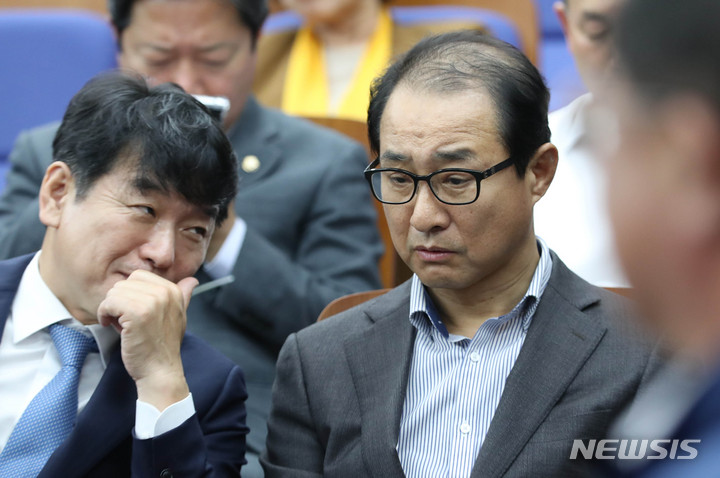 [서울=뉴시스] 전진환 기자 = 3일 오후 서울 여의도 국회에서 열린 더불어민주당 의원총회에서 2021년 전당대회 돈 봉투 의혹과 관련해 자진 탈당 의사를 밝힌 이성만 의원이 동료 의원과 대화하고 있다. 2023.05.03. amin2@newsis.com