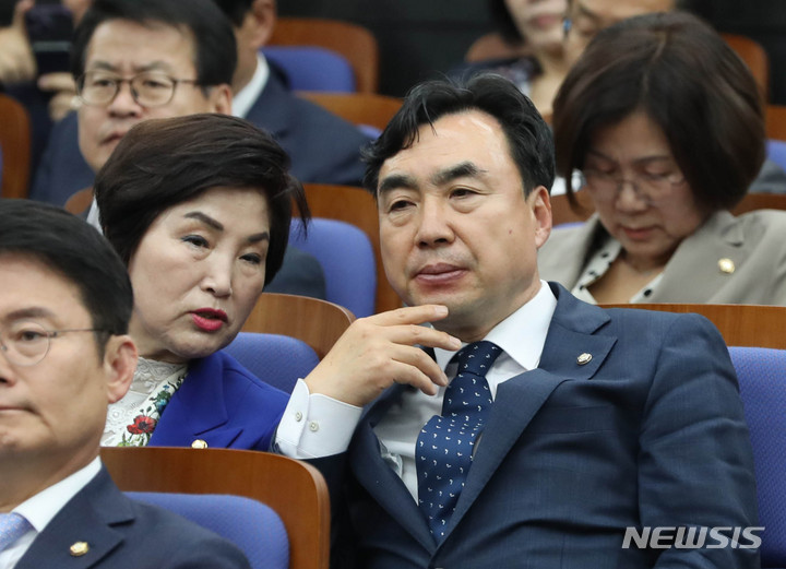 [서울=뉴시스] 전진환 기자 = 3일 오후 서울 여의도 국회에서 열린 더불어민주당 의원총회에서 2021년 전당대회 돈 봉투 의혹과 관련해 자진 탈당 의사를 밝힌 윤관석(오른쪽) 의원이 전혜숙 의원과 대화하고 있다. 2023.05.03. amin2@newsis.com