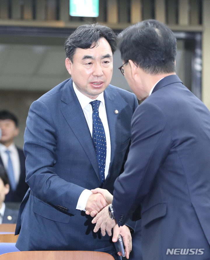 [서울=뉴시스] 전진환 기자 = 이재명 더불어민주당 대표가 3일 오후 서울 여의도 국회에서 열린 더불어민주당 의원총회에서 2021년 전당대회 돈 봉투 의혹과 관련해 자진 탈당 의사를 밝힌 윤관석 의원과 악수하고 있다. 2023.05.03. amin2@newsis.com