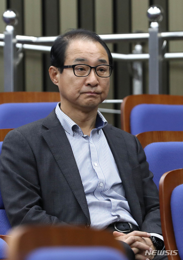 [서울=뉴시스] 전진환 기자 = 3일 오후 서울 여의도 국회에서 열린 더불어민주당 의원총회에서 2021년 전당대회 돈 봉투 의혹과 관련해 자진 탈당 의사를 밝힌 이성만 의원이 참석해 자리하고 있다. 2023.05.03. amin2@newsis.com