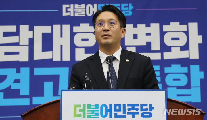 [서울=뉴시스] 전진환 기자 = 3일 오후 서울 여의도 국회에서 열린 더불어민주당 의원총회에서 청년위원회와 독도를 방문한 전용기 의원이 상황 보고를 하고 있다. 2023.05.03. amin2@newsis.com