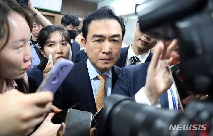 [서울=뉴시스] 추상철 기자 = 태영호 국민의힘 최고위원이 3일 오후 서울 여의도 국회에서 기자회견을 열고 '녹취 파문' 등 최근 불거진 논란과 관련해 입장을 밝힌 후 이동하고 있다. 2023.05.03. scchoo@newsis.com