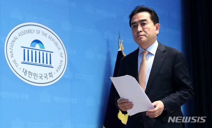 [서울=뉴시스] 추상철 기자 = 태영호 국민의힘 최고위원이 3일 오후 서울 여의도 국회에서 기자회견을 열고 '녹취 파문' 등 최근 불거진 논란과 관련해 입장을 밝힌 후 이동하고 있다. 2023.05.03. scchoo@newsis.com