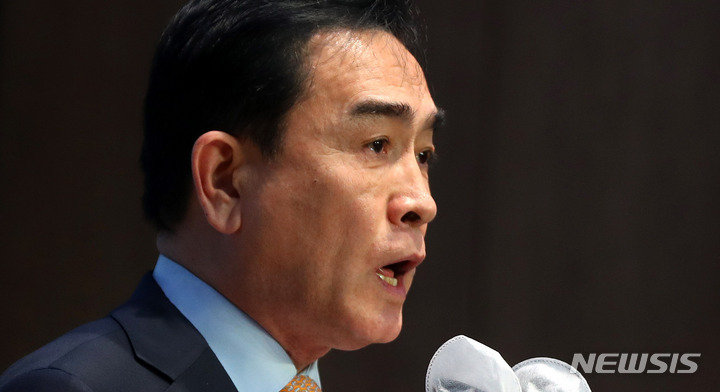 [서울=뉴시스] 추상철 기자 = 태영호 국민의힘 최고위원이 3일 오후 서울 여의도 국회에서 기자회견을 열고 '녹취 파문' 등 최근 불거진 논란과 관련해 입장을 밝히고 있다. 2023.05.03. scchoo@newsis.com