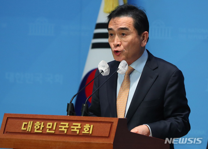 [서울=뉴시스] 추상철 기자 = 태영호 국민의힘 최고위원이 지난 3일 오후 서울 여의도 국회에서 기자회견을 열고 '녹취 파문' 등 최근 불거진 논란과 관련해 입장을 밝히고 있다. 2023.05.03. scchoo@newsis.com