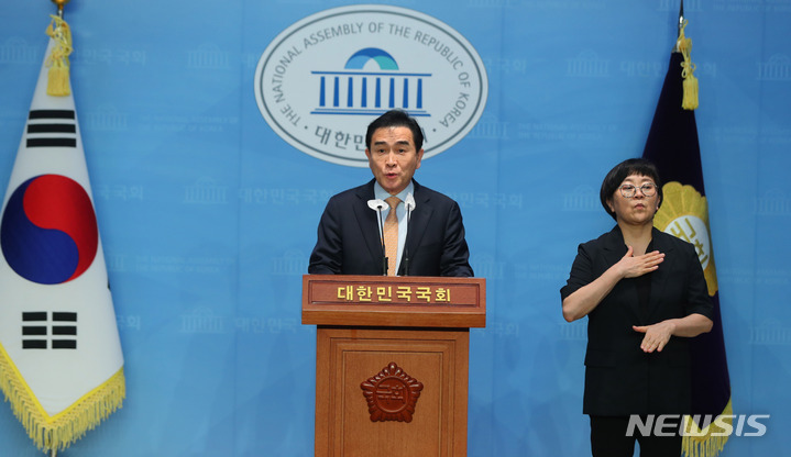 [서울=뉴시스] 추상철 기자 = 태영호 국민의힘 최고위원이 3일 오후 서울 여의도 국회에서 기자회견을 열고 '녹취 파문' 등 최근 불거진 논란과 관련해 입장을 밝히고 있다. 2023.05.03. scchoo@newsis.com