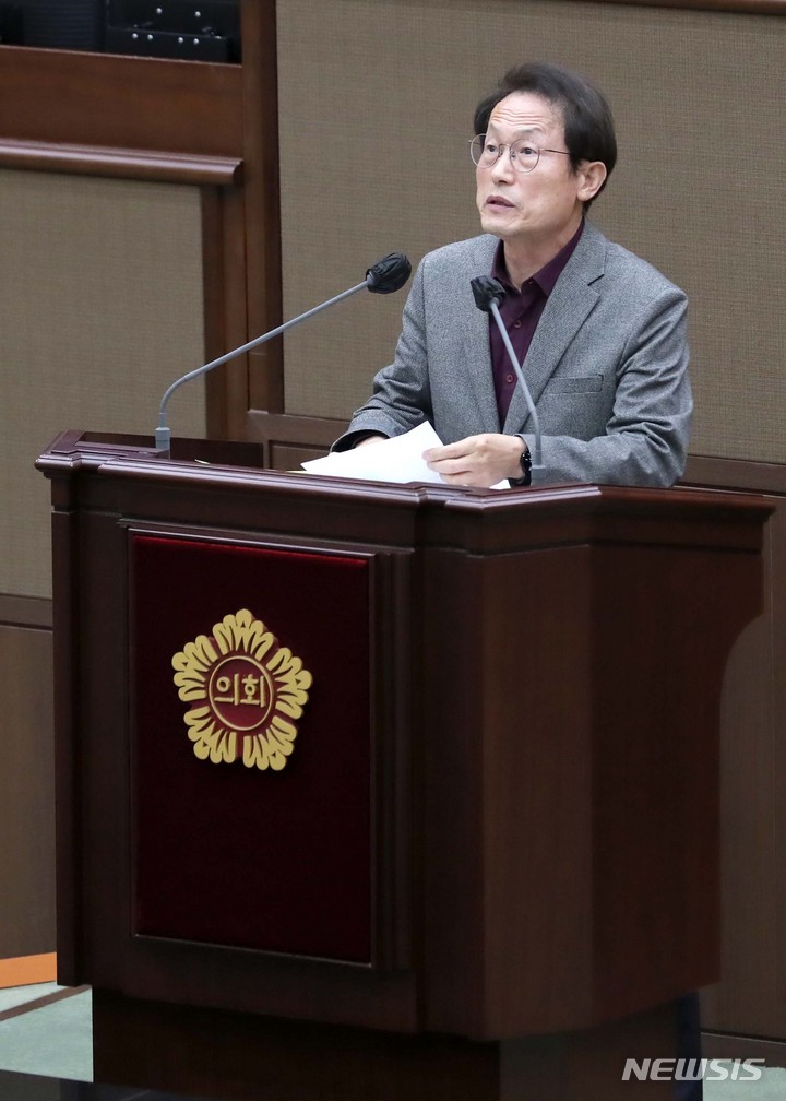 [서울=뉴시스] 김선웅 기자 = 조희연 서울시교육감이 지난달 3일 오후 서울 중구 서울특별시의회에서 열린 제318회 임시회 제2차 본회의에 출석해 서울특별시교육청 기초학력 보장 지원에 관한 조례안 재의의 건에 대한 제안설명을 하고 있다. 2023.05.03. mangusta@newsis.com