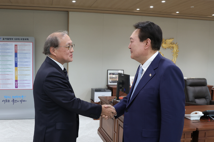 [서울=뉴시스] 윤석열 대통령이 3일 서울 용산 대통령실 청사에서 아키바 다케오 일본 국가안전보장국장과 만나 악수하고 있다. (사진=대통령실 제공) 2023.05.03. photo@newsis.com *재판매 및 DB 금지