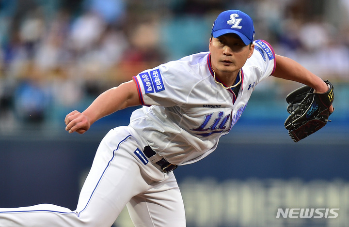 [대구=뉴시스] 이무열 기자 = 3일 오후 대구 삼성라이온즈파크에서 열린 프로야구 신한은행 SOL 2023 KBO리그 키움 히어로즈와 삼성 라이온즈의 경기, 1회초 삼성 선발투수 오승환이 역투하고 있다. 2023.05.03. lmy@newsis.com