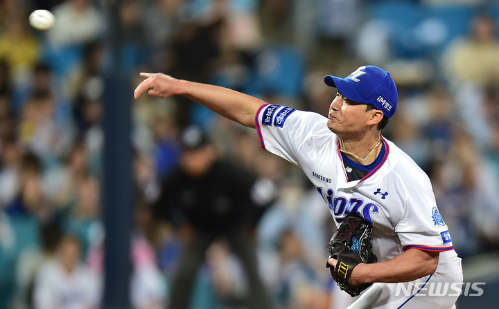 [대구=뉴시스] 이무열 기자 = 3일 오후 대구 삼성라이온즈파크에서 열린 프로야구 신한은행 SOL 2023 KBO리그 키움 히어로즈와 삼성 라이온즈의 경기, 4회초 삼성 선발투수 오승환이 역투하고 있다. 2023.05.03. lmy@newsis.com