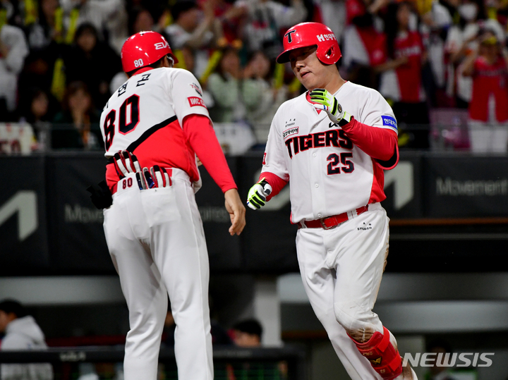 [광주=뉴시스] 이영주 기자 = 3일 오후 광주 북구 광주-기아챔피언스필드에서 열린 2023프로야구 KIA 타이거즈 대 롯데 자이언츠의 경기, 4회 말 KIA 이우성이 좌익수 뒤 솔로 홈런을 날린 뒤 홈인하고 있다. 2023.05.02. leeyj2578@newsis.com