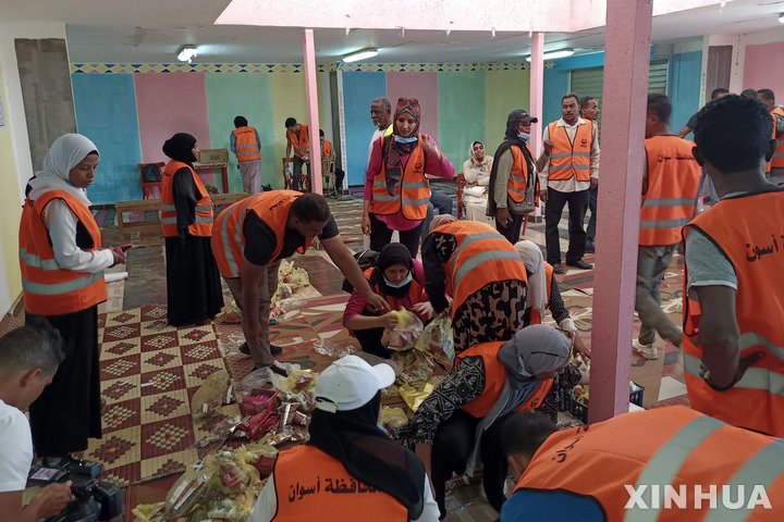 [ 아스완(이집트)= 신화/뉴시스] 이집트 아스완에서 5월 2일 구호요원들이 수단 내전으로 발생한 피난민들에게 배급할 구호품들을 준비하고 있다. 유엔은 수단 내에서도 구호품 배급 준비가 되어 있지만 구호요원과 물품에 대한 안전보호조치가 없어 대기 중이라고 밝혔다. 