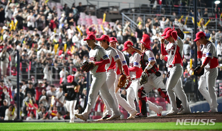 [광주=뉴시스] 이영주 기자 = 3일 오후 광주 북구 광주-기아챔피언스필드에서 열린 2023프로야구 KIA 타이거즈 대 롯데 자이언츠의 경기, 롯데에 10대 2로 승리한 KIA 투수진이 자축하며 마운드에서 내려오고 있다.&nbsp; 2023.05.02. leeyj2578@newsis.com