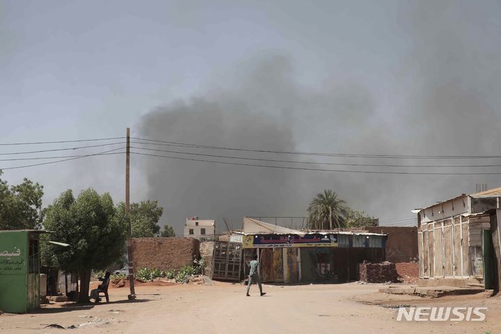 [하르툼=AP/뉴시스] 3일(현지시간) 수단 하르툼 곳곳에서 연기가 피어오르는 모습. 2023.05.04.
