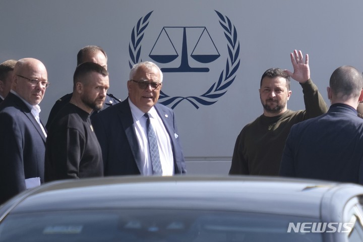 [헤이그(네덜란드)=AP/뉴시스] 러시아가 25일(현지시간) 국제형사재판소(ICC) 피오트르 호프만스키 재판소장을 지명수배 명단에 올렸다. 사진은 지난 5월4일 볼로디미르 젤렌스키 우크라이나 대통령이 네덜란드 헤이그의 국제형사재판소(ICC)를 떠나면서 손을 흔드는 모습. 2023.09.26.