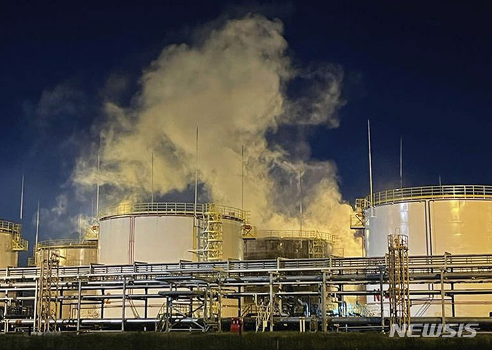 [AP/뉴시스] 러시아 크라스노다르주 주지사 텔레그램 사진으로 4일 역내 일스키 정유소가 드론 공격을 받은 뒤 연기가 솟고 있다. 2023. 05. 31.&nbsp; 