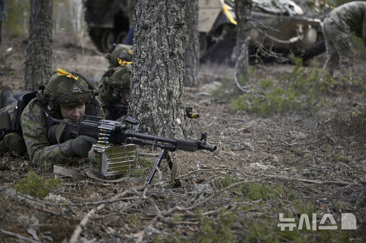[니니살로(핀란드)=AP/뉴시스] 핀란드가 러시아의 위협에 대응하기 위해 내년부터 예비군 소집 연령 상한을 현행 60세에서 65세로 상향 조정한다. 사진은 2023년 5월 4일 핀란드 니니살로의 사격장에서 한 군인이 사격 훈련을 하는 모습. 2025.12.23 