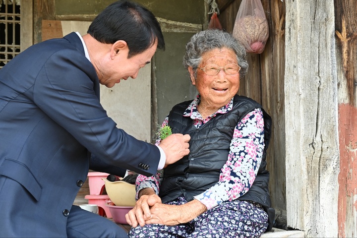 [거제=뉴시스] 신정철 기자= 경남 거제시의회는 지난 3일부터 4일까지 관내 100세 이상 어르신 20여명을 대상으로 어버이날을 기념하여 카네이션 달아드리기 행사를 실시하고 있다. 사진은 3일 윤부원 의장이 어른신에게 카네이션을 달아드리고 있다.(사진=거제시의회 제공).2023.05.04. photo@newsis.com *재판매 및 DB 금지