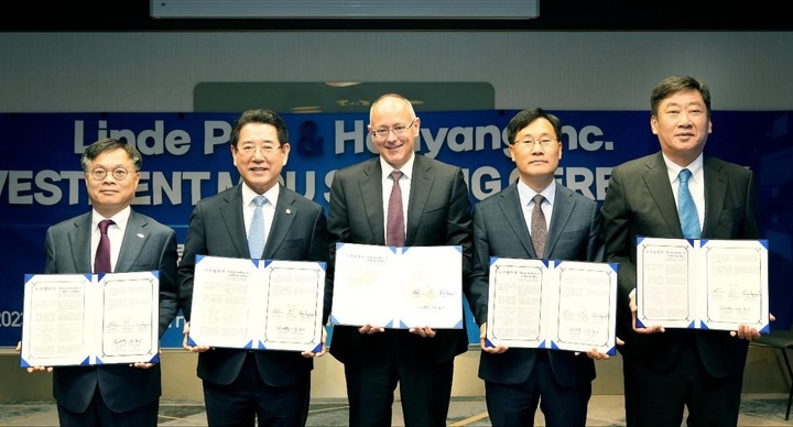 묘도 블루수소 생산 클러스터 조성 투자협약 사진. 왼쪽부터 김종기 여수부시장, 김영록 전라남도지사, 린데 숀 더빈 수석부사장, 성백석 린데코리아㈜ 대표, 김형일 ㈜한양 대표. (사진=한양 제공) *재판매 및 DB 금지
