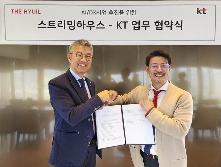 [서울=뉴시스] KT가 워케이션(일과 휴가를 병행하는 새로운 근무형태) 전문 기업 스트리밍하우스의 워케이션 공간에 원활한 업무를 위한 통신 환경을 구축하기로 했다고 4일 밝혔다. 사진은 KT 강북강원광역본부 유창규 본부장(왼쪽)과 스트리밍하우스 신동훈 대표이 워케이션 공간 통신 환경 구축을 위한 업무협약을 체결하고 기념사진을 촬영하는 모습. (사진=KT 제공) *재판매 및 DB 금지