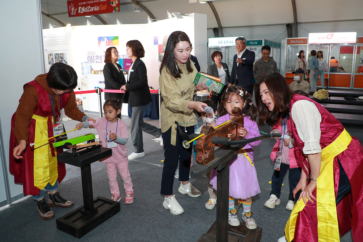 '2023 예천활축제'에서 어린이들이 활 체험을 하고 있다. (사진=예천군 제공) *재판매 및 DB 금지