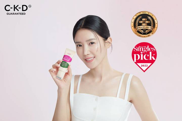 [서울=뉴시스] 종근당건강이 뉴트리컬 코스메틱 브랜드 ‘씨케이디 개런티드’(CKD Guaranteed)의 ‘레티노콜라겐 저분자 300 괄사 목주름크림’의 소비자 접점 확대에 속도를 내고 있다. (사진=종근당건강 제공) *재판매 및 DB 금지